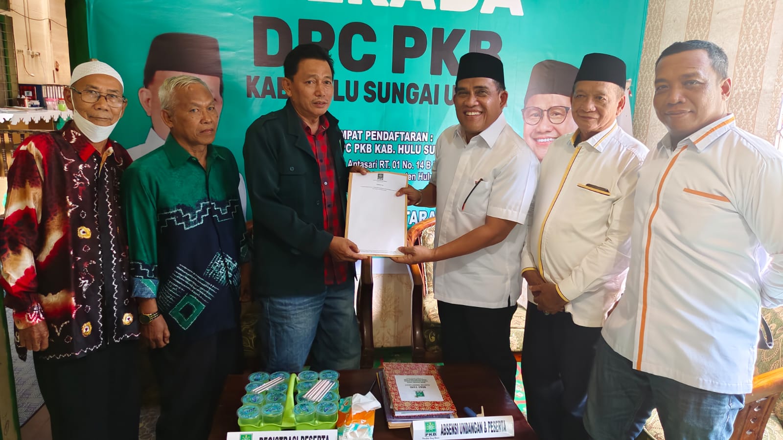 MELAMAR: Ketua DPD Partai Golkar HSU Sahrujani menyerahkan berkas pendaftaran kepada Koordinator Desk Pilkada DPC PKB HSU Ahmad Noor Khairil.