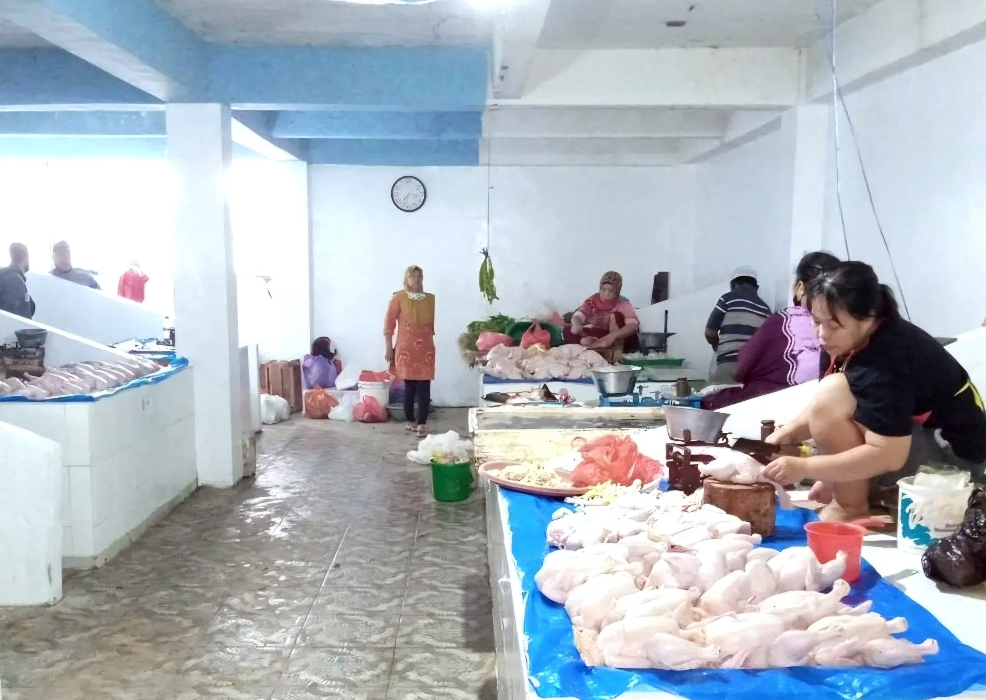 BERSIH: Blok daging ayam potong di Pasar Pandu, Banjarmasin Timur.