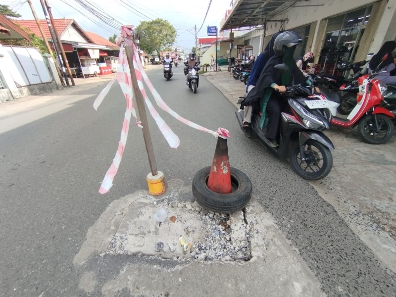 RUSAK LAGI: Penutup drainase di Simpang Empat Amaco, Jalan Taruna Praja, terpantau rusak lagi.