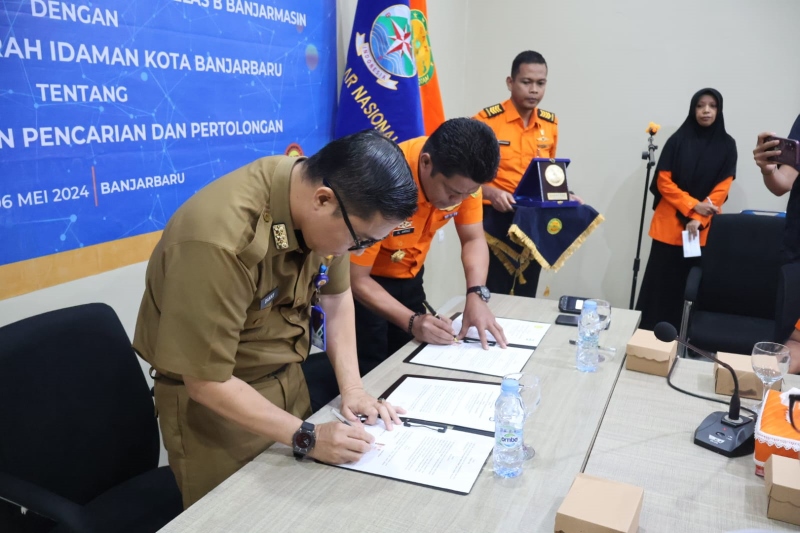 PENANDATANGANAN: Dirut RSD Idaman dr. Danny dan Kepala Basarnas Al Amrad tanda tangani MoU, Senin (6/5).
