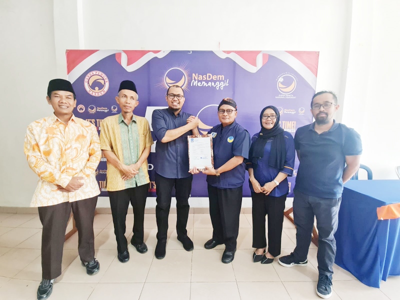 MEMINANG NASDEM: Nurkhalis Anshari (kiri berkacamata) saat menyerahkan berkas ke DPD Nasdem Banjarbaru.