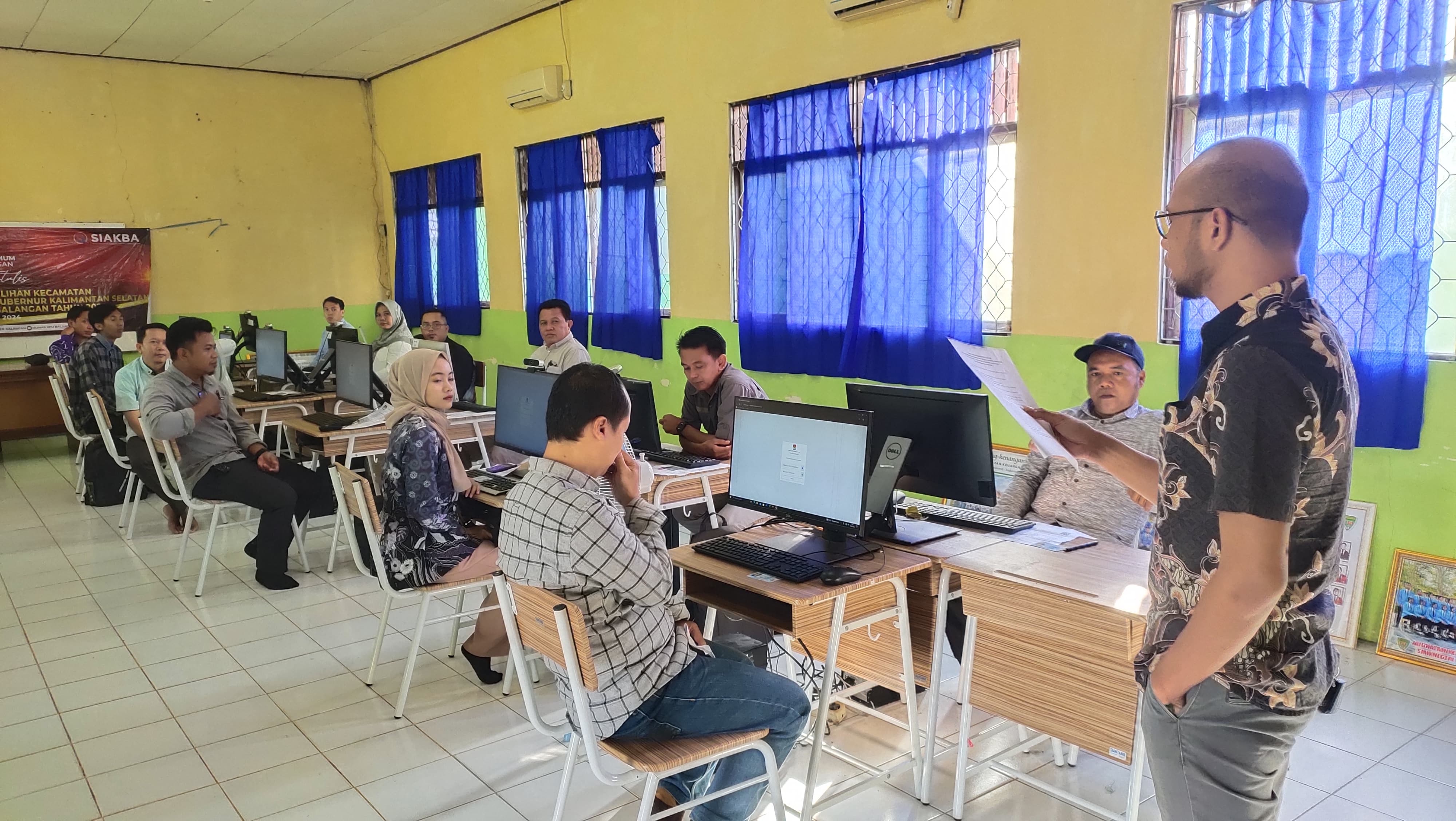 PROSES SELEKSI:TES CAT - Komisioner KPU Kabupaten Balangan, Wahyudi menjelaskan tata cara mengikuti tes CAT PPK.(foto:M Dirga/Radar Banjarmasin)