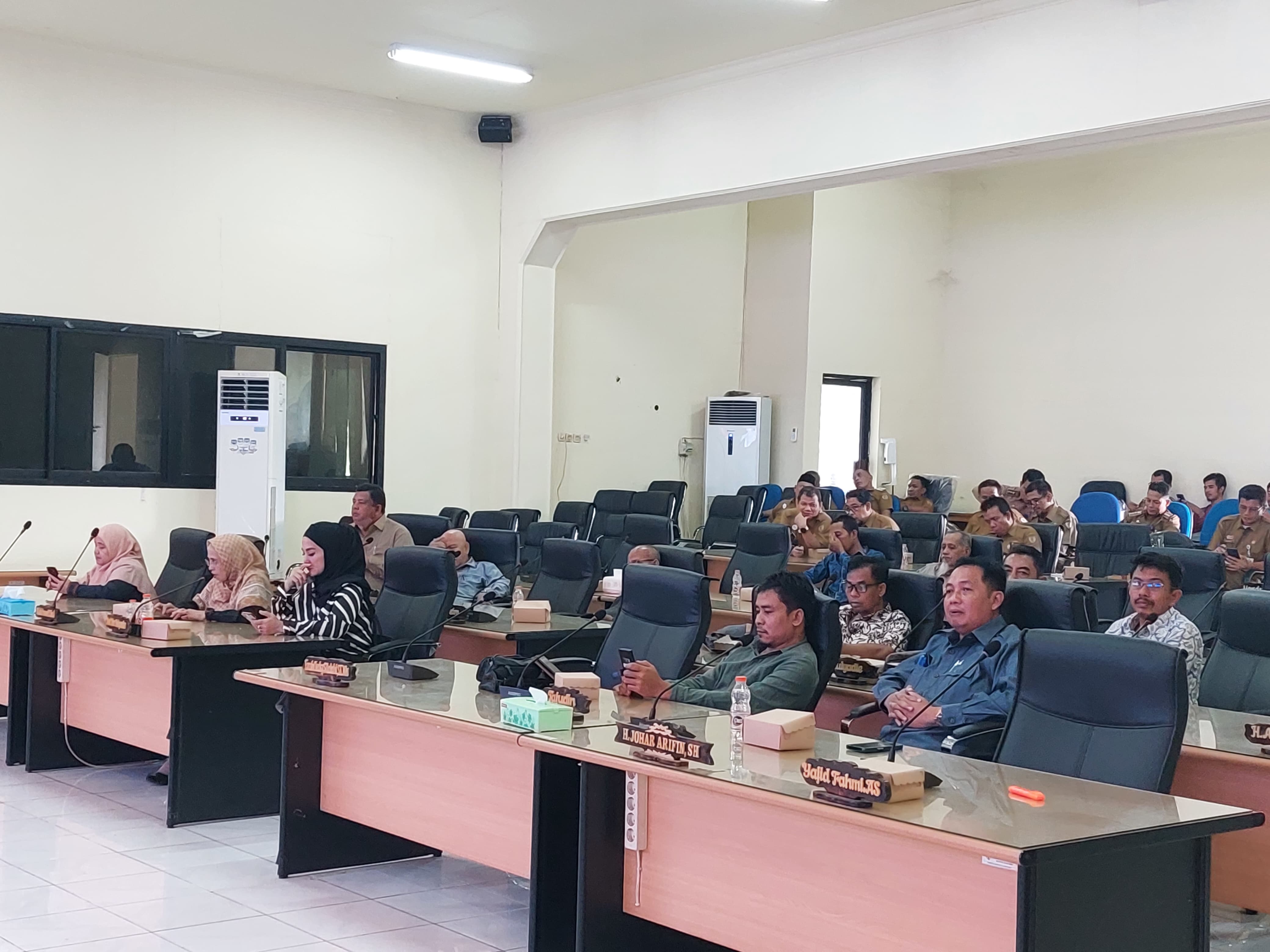 PARIPURNA:Anggota DPRD HST saat melaksanakan Rapat Paripurna penyampaian rekomendasi laporan pertanggungjawaban Pemerintah HST Tahun 2023, Senin (6/7).(Foto:Jamaluddin/Radar Banjarmasin)