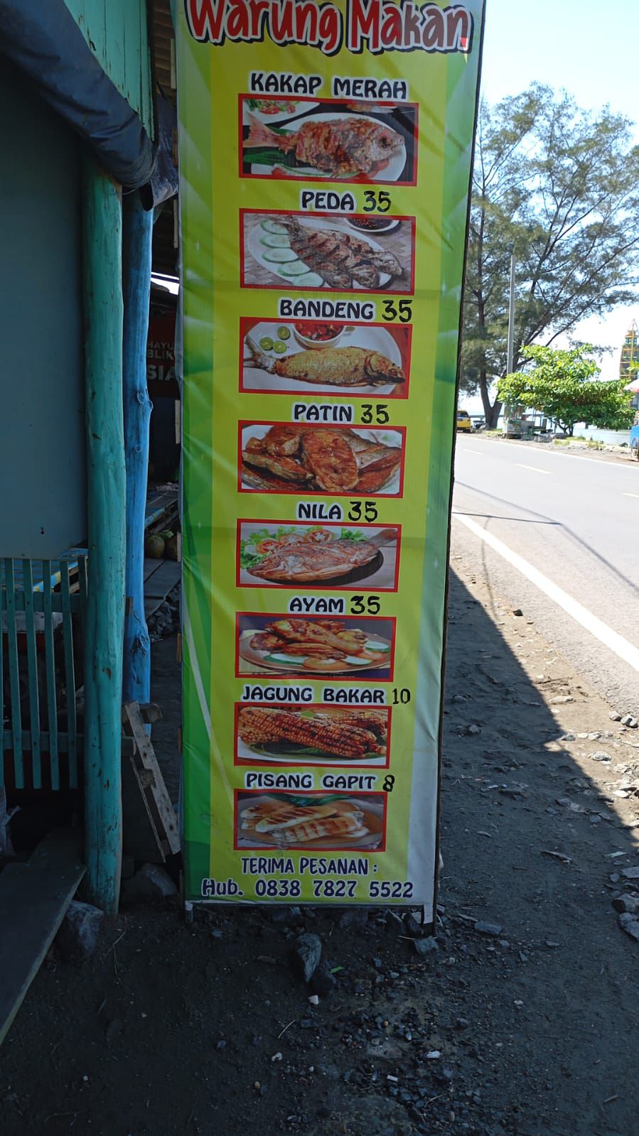 TRANSPARAN: Pedagang di kawasan Siring Pagatan memasang daftar harga makanan.(Foto: H Rusniansyah untuk Radar Banjarmasin)