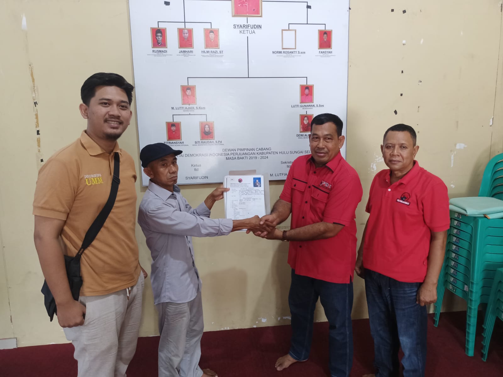 DIWAKILKAN: Tim Pemenangan Hendarta Suprajat, yaitu Abdul Sahnan (dua dari kiri) menyerahkan berkas pendaftaran ke Ketua DPC PDIP Kabupaten HSS, Syarifudin, Rabu (8/5/2024).(Foto: DPC PDIP HSS untuk R