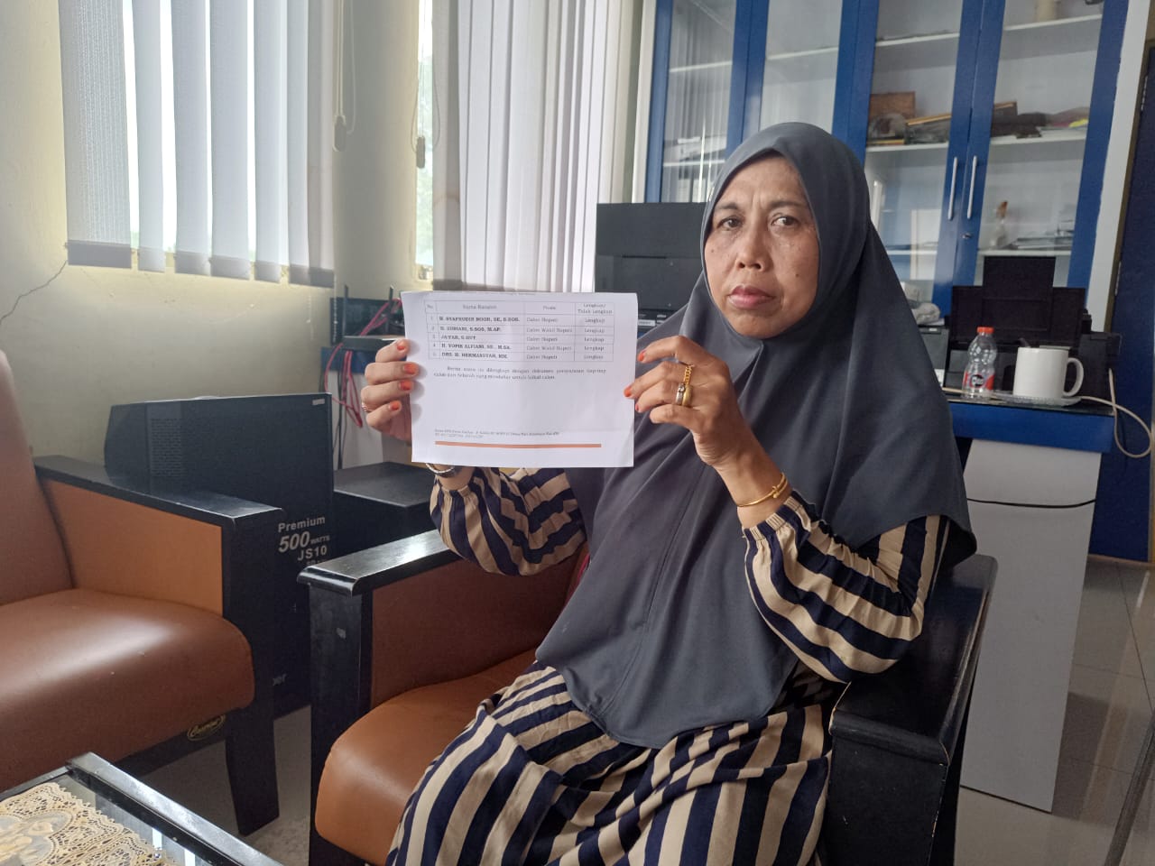 TUNJUKKAN : Bendahara DPD NasDem HSS, Faridah menunjukkan nama-nama mendaftar penjaringan DPD NasDem HSS.(Foto: Salahudin/Radar Banjarmasin)