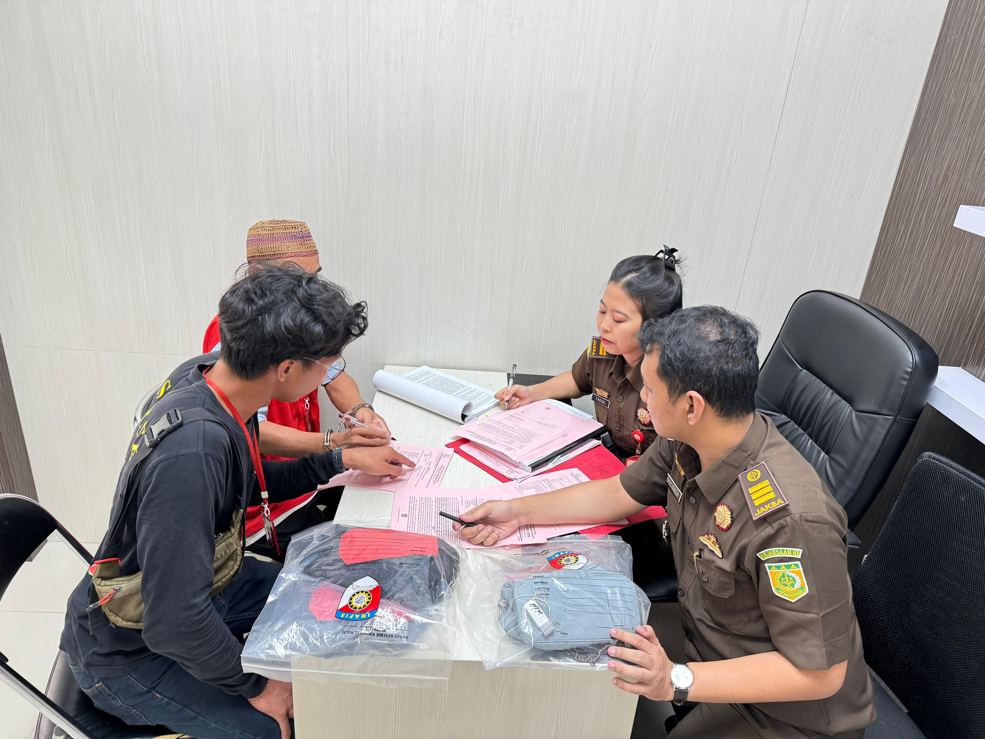 PENYERAHAN: Penyidik Sat Reskrim Polres Tapin menyerahkan pelaku ke jaksa penuntut umum Kejari Tapin.(Foto: Kejari Tapin untuk Radar Banjarmasin)