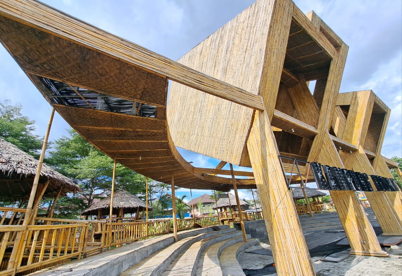 BOLONG: Ampiteater yang dibangun di kawasan wisata Kampung Ketupat, Kelurahan Sungai Baru, Banjarmasin Tengah.