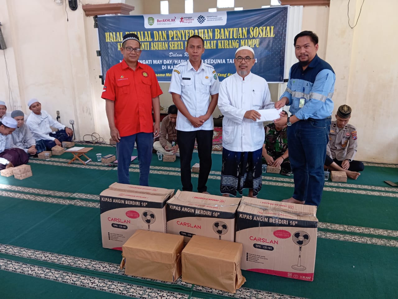 BERBAGI: Pengurus panti asuhan menerima bantuan saat di peringatan may day.