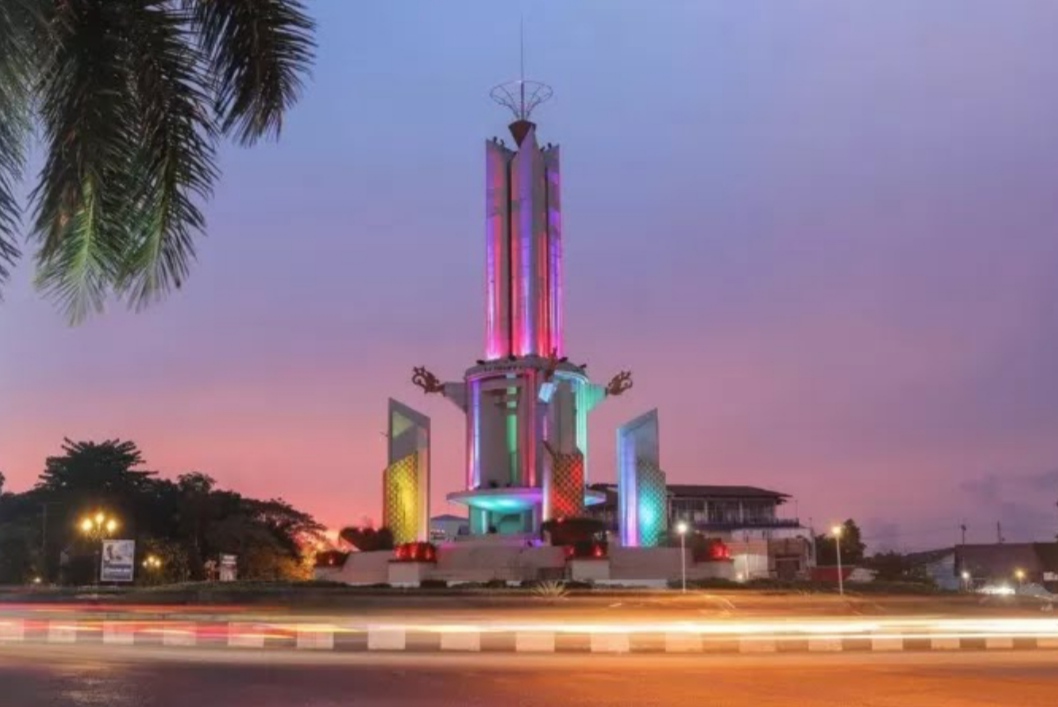 Bundaran Simpang 4 Banjarbaru pada malam hari. (Foto: Wisata.bjb.city)