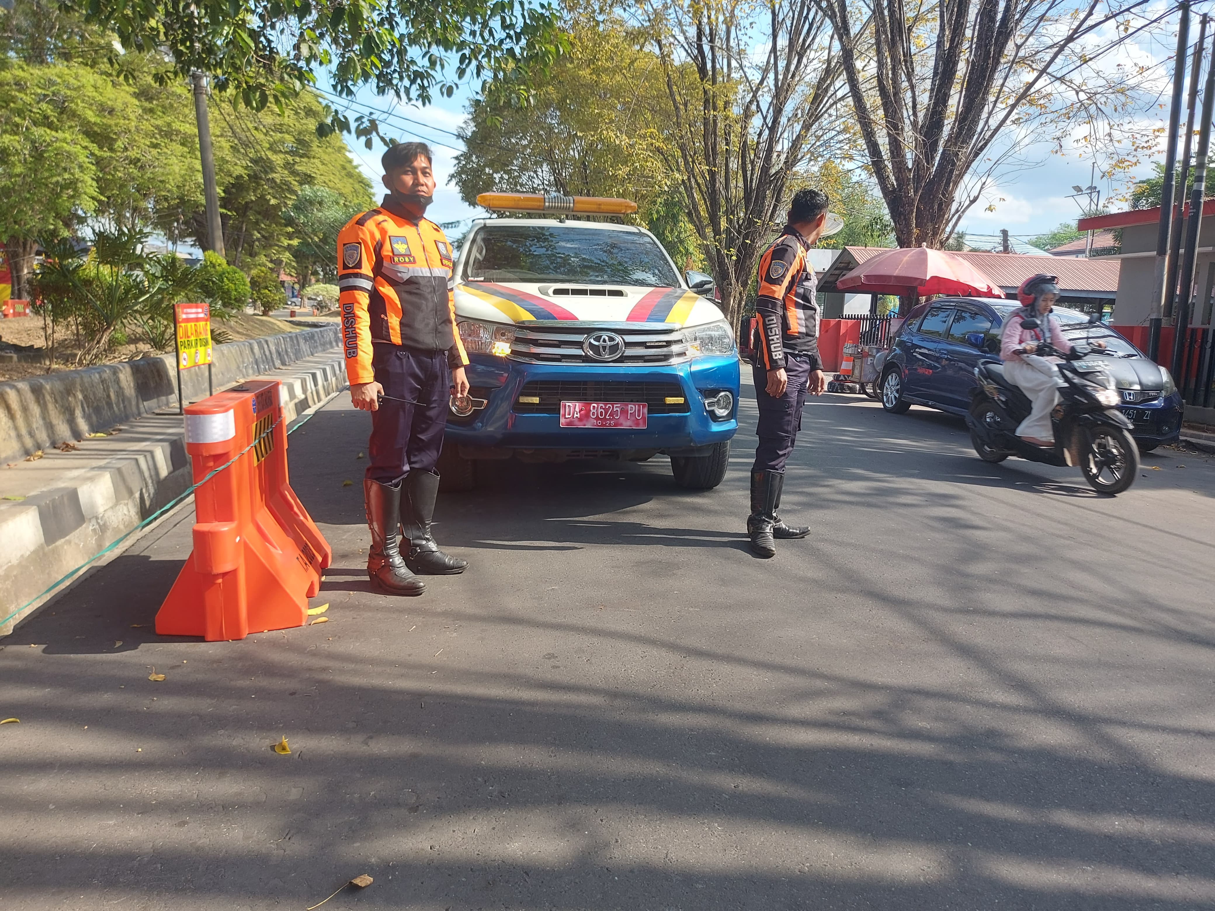 ATUR ULANG: Uji coba perubahan rekayasa lalu lintas baru dengan menutup dua u-turn di Banjarbaru dimulai pada hari ini. (Foto: Fadlan Zakiri/Radar Banjarmasin)