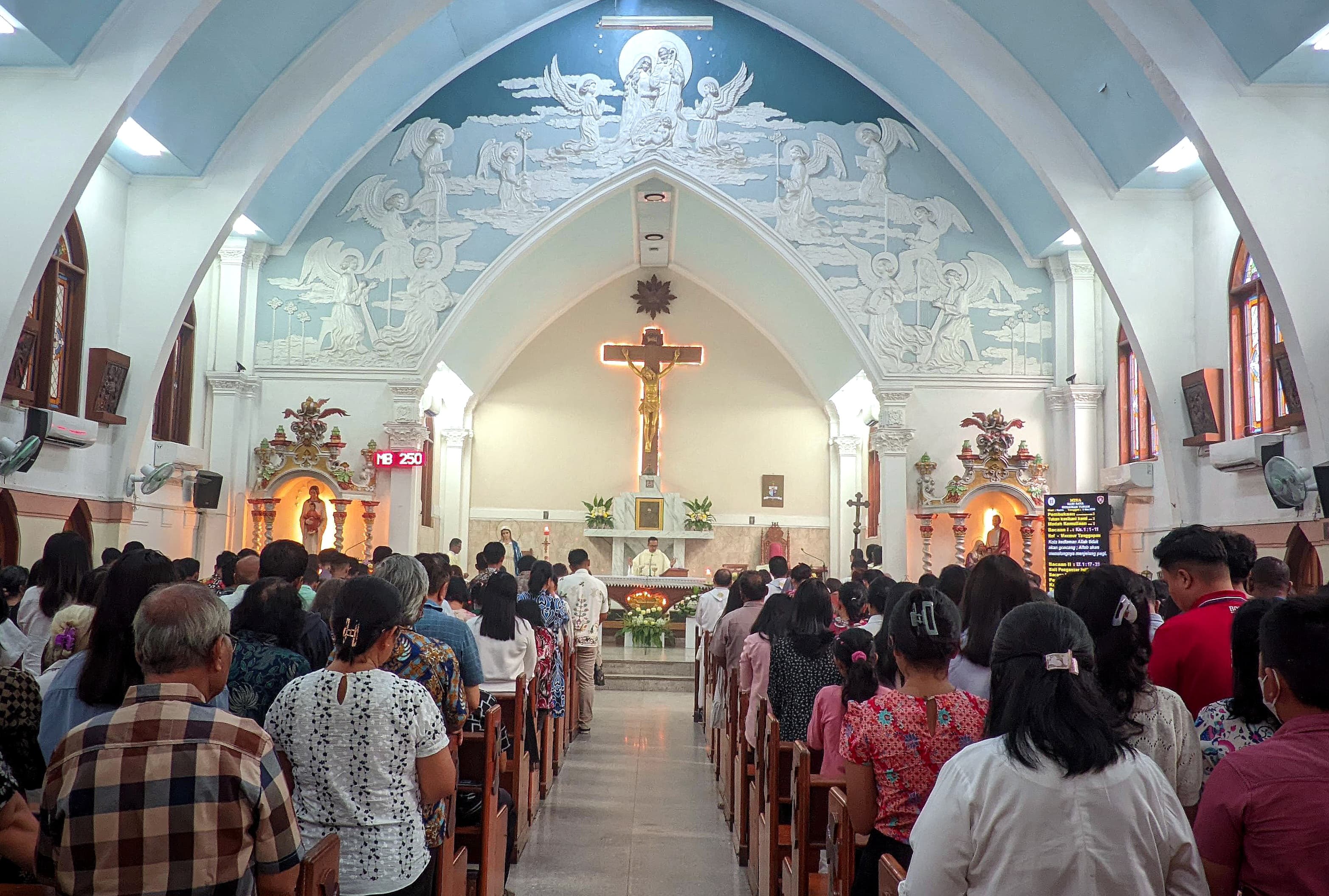 Teks foto// JEMAAT: Perayaan Kenaikan Yesus Kristus di Gereja Batu Banjarmasin, Kamis (9/5/2024).