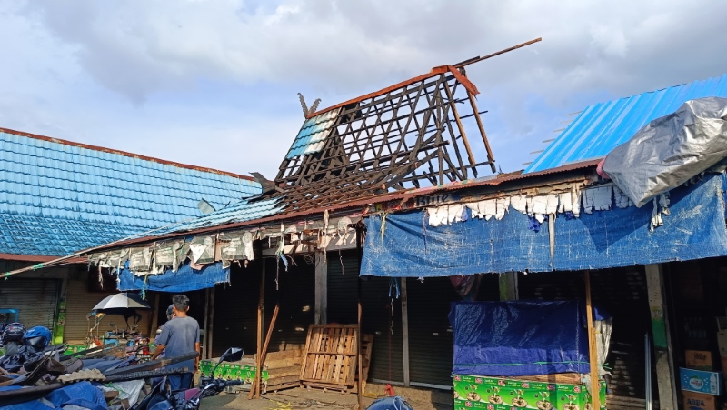 PERBAIKAN: Toko-toko yang dalam proses perbaikan akibat terbakar pada November 2023 lalu, masih tersisa di blok B Pasar Bauntung Batuah, Martapura, Rabu (8/5).