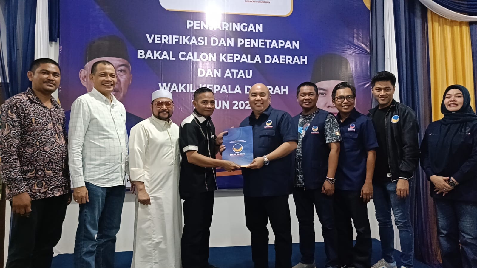 BERKAS: Tim Pemenangan Acil Odah menyerahkan berkas pendaftaran kepada Sekretaris DPW Nasdem Kalsel Akhmad Rozanie di Banjarbaru, Kamis (9/5). (SHEILLA FARAZELA/ RADAR BANJARMASIN)