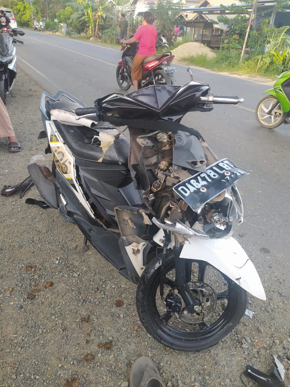 HANCUR: Kondisi motor korban laka lantas di Desa Tajau Pecah, Kecamatan Batu Ampar, Kamis (9/5/2024).(Foto:Grup Relawan R2T Tanah Laut untuk Radar Banjarmasin)