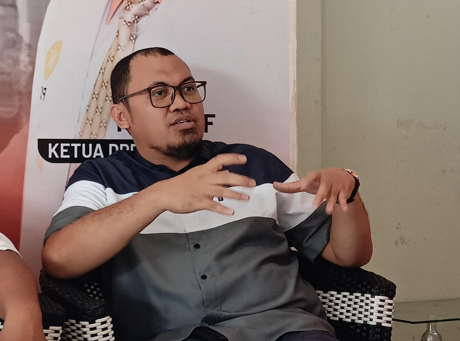 JADI SOROTAN: Anggota Komisi 3 DPRD Banjarbaru, Nurkhalis Ansari berikan atensi sepinya kampung pelangi.(foto:Sheilla Farazela/Radar Banjarmasin)