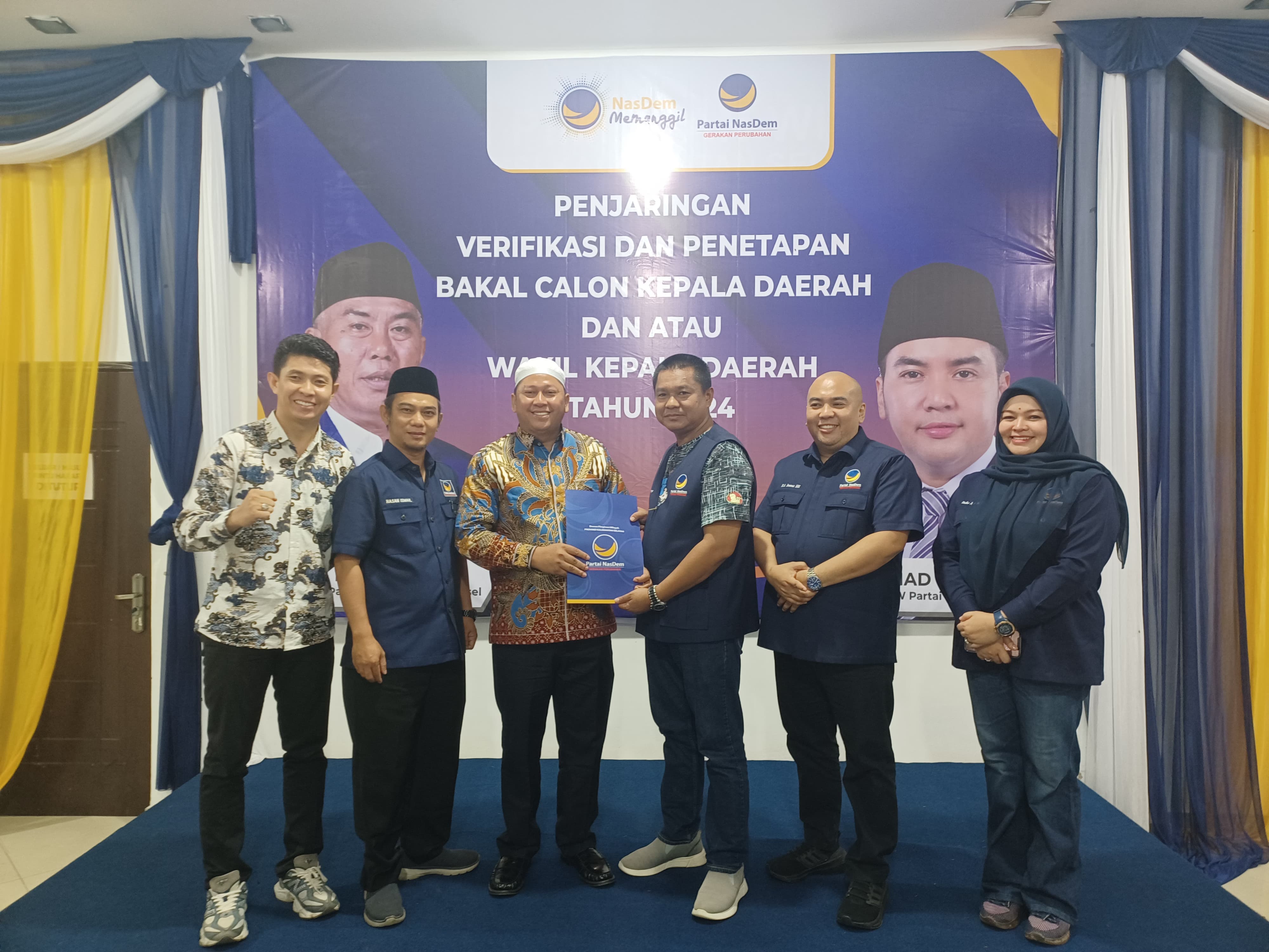 BACALON BUPATI:H Bahrul Ilmi serahkan berkas pendaftaran ke DPW Nasdem Kalsel di Banjarbaru, Kamis (9/5/2024) sore.(Foto: Sheilla Farazela/Radar Banjarmasin)
