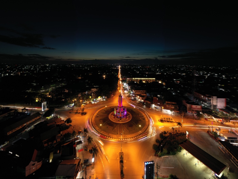 SUASANA KOTA: Bundaran Simpang 4 Banjarbaru dan sekitarnya pada malam hari. Mayoritas masyarakat merasa puas dengan pembangunan di kota ini.