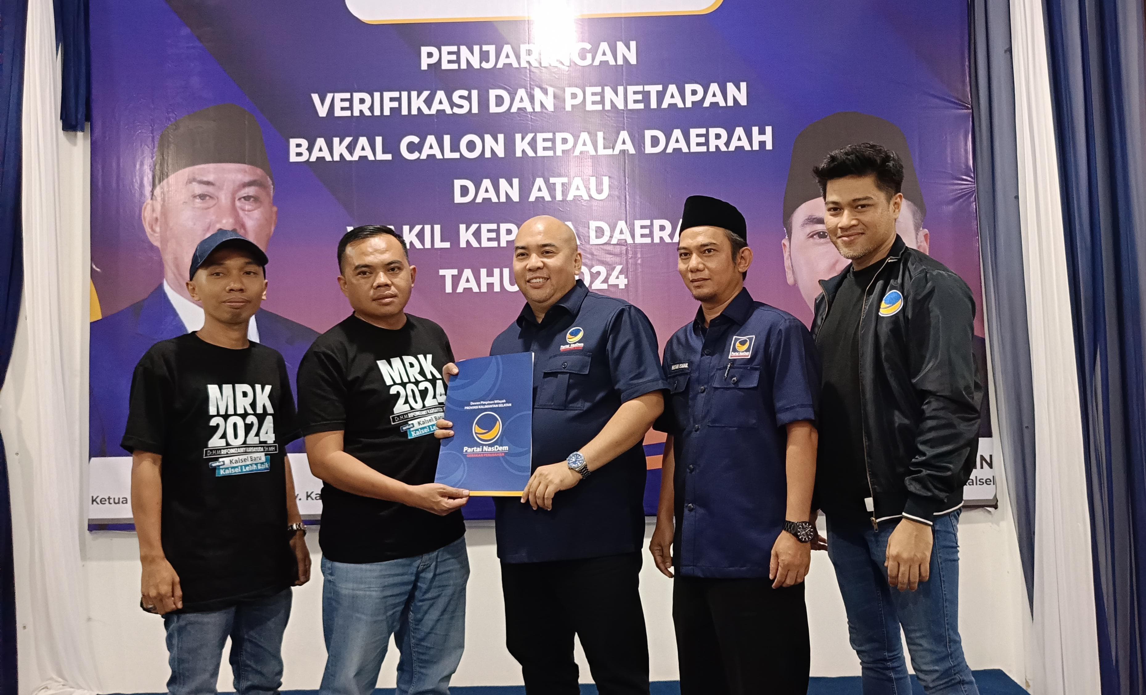 SIAP BERSAING: Perwakilan MRK menyerahkan berkas pendaftaran sebagai Calon Gubernur (Cagub) Kalsel di DPW Nasdem Kalsel, Kamis (9/5/2024).(Foto:Sheilla Farazela/Radar Banjarmasin)