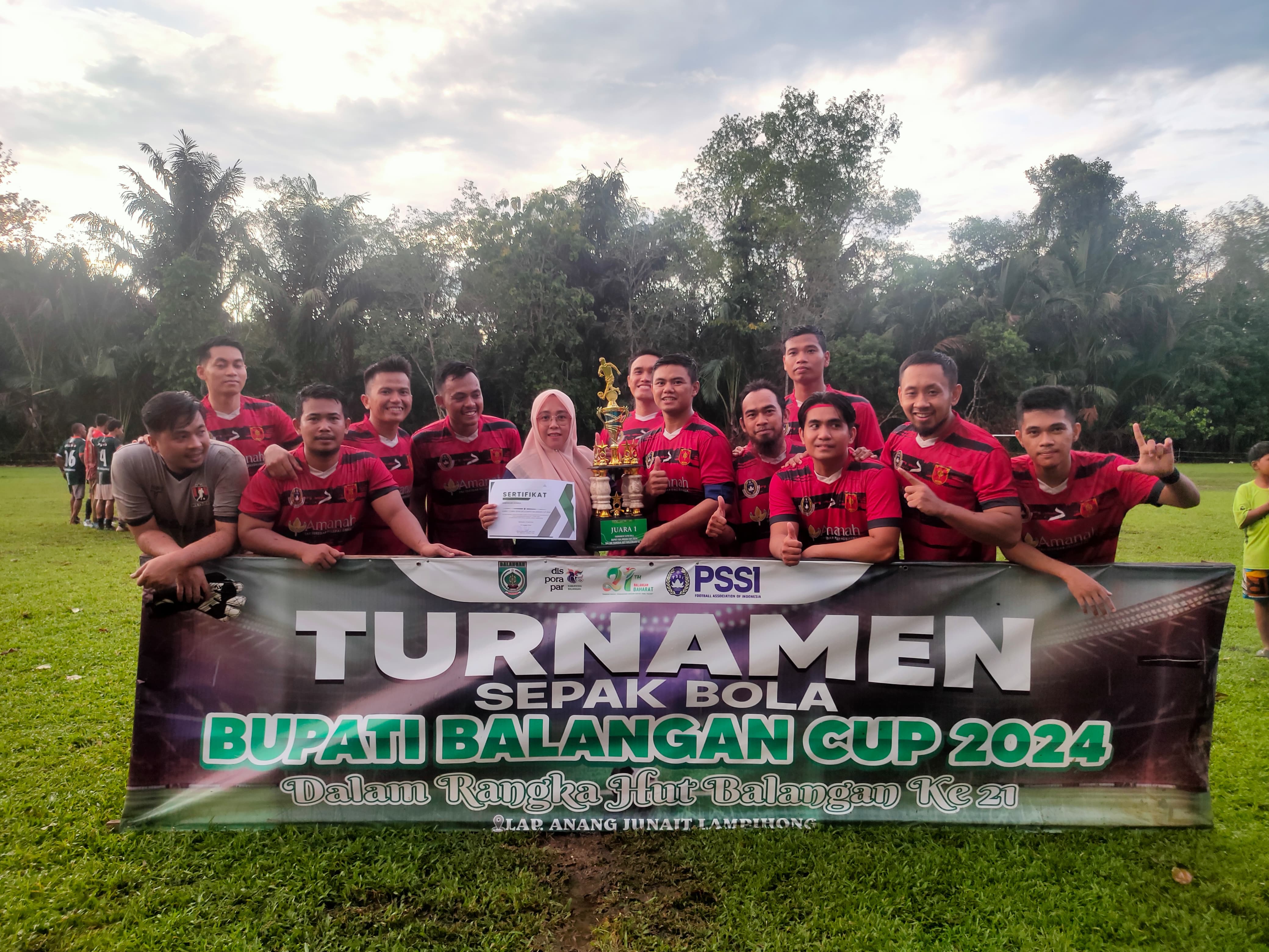 JUARA - Tim Sepakbola Paringin Selatan merayakan keberhasilan menjadi juara setelah mengalahkan kecamatan Juai di Lapangan Anang Junait, Jumat (10/5) petang. (M Dirga / Radar Banjarmasin)