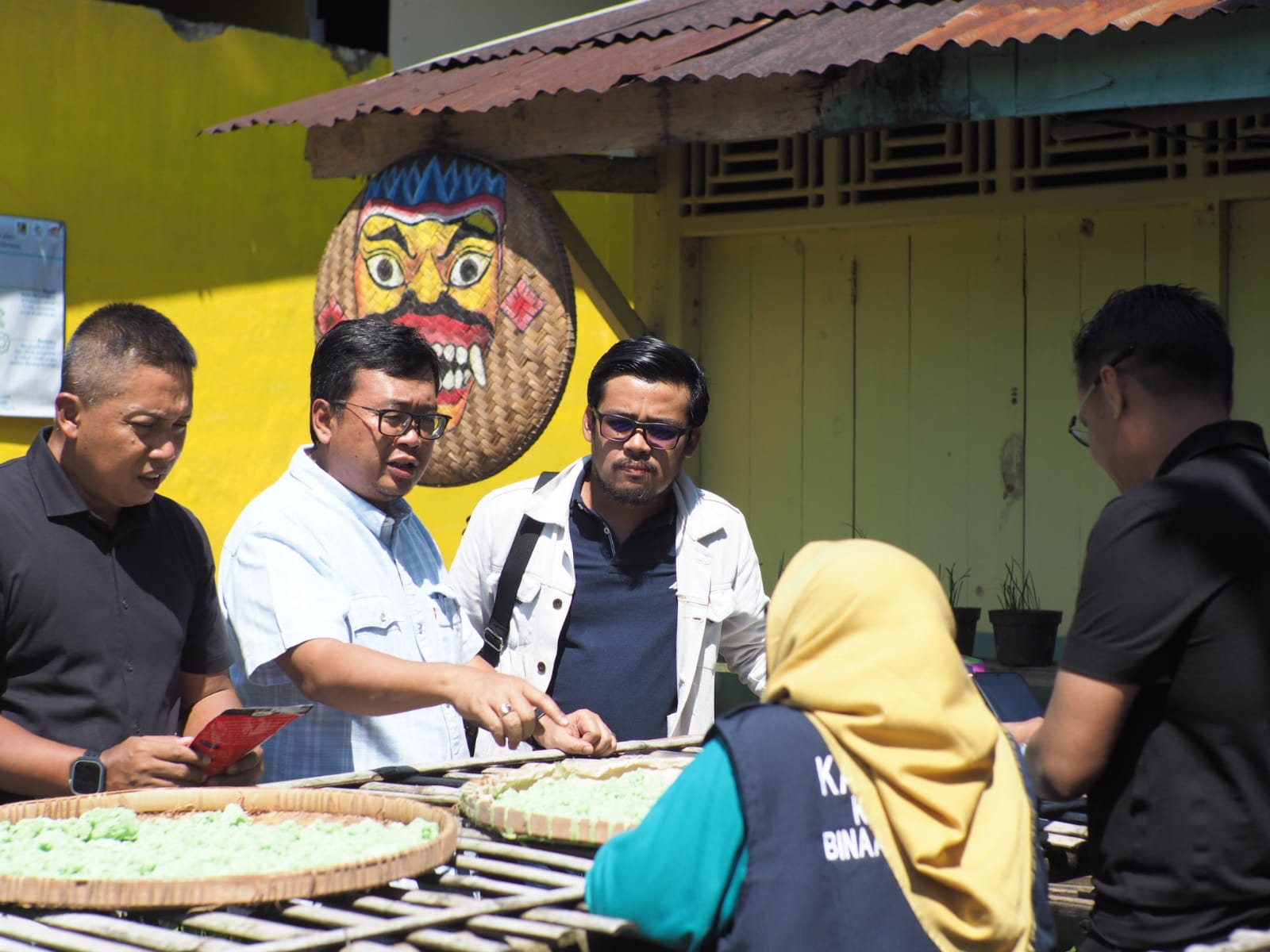 UMKM: Direktur PAMA, Ari Sutrisno saat meninjau proses pembuatan produk UMKM binaan PAMA di ProKlim Dusun Kawista, Wonosobo.