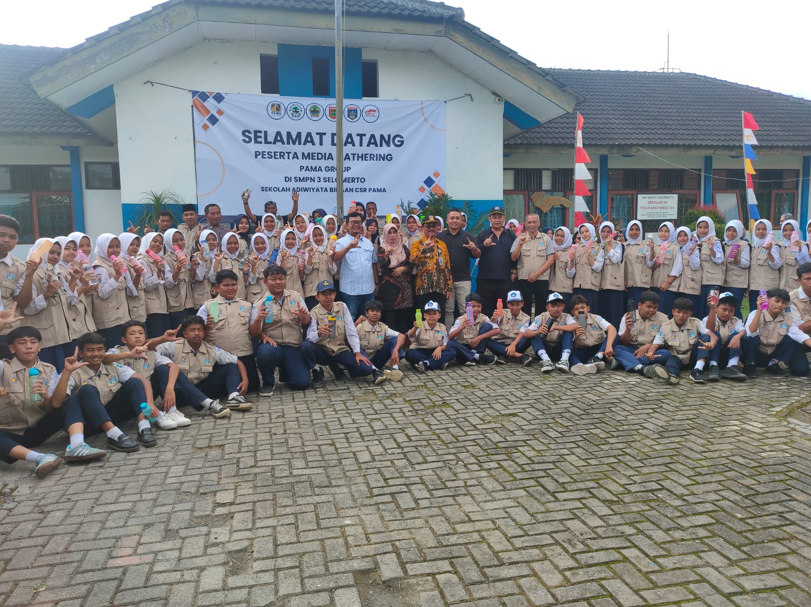 SALAM LESTARI: Direktur PAMA, Ari Sutrisno bersama Kepala Dinas KLH Wonosobo Endang beserta rombongan saat mengunjungi SMPN 3 Selomerto yang merupakan sekolah Adiwiyata binaan PAMA.