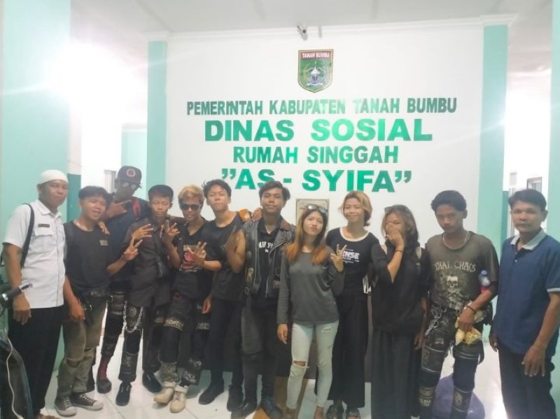 DIBINA: Foto 10 anak punk saat ditempatkan di rumah singgah As-Syifa selama untuk dibina.