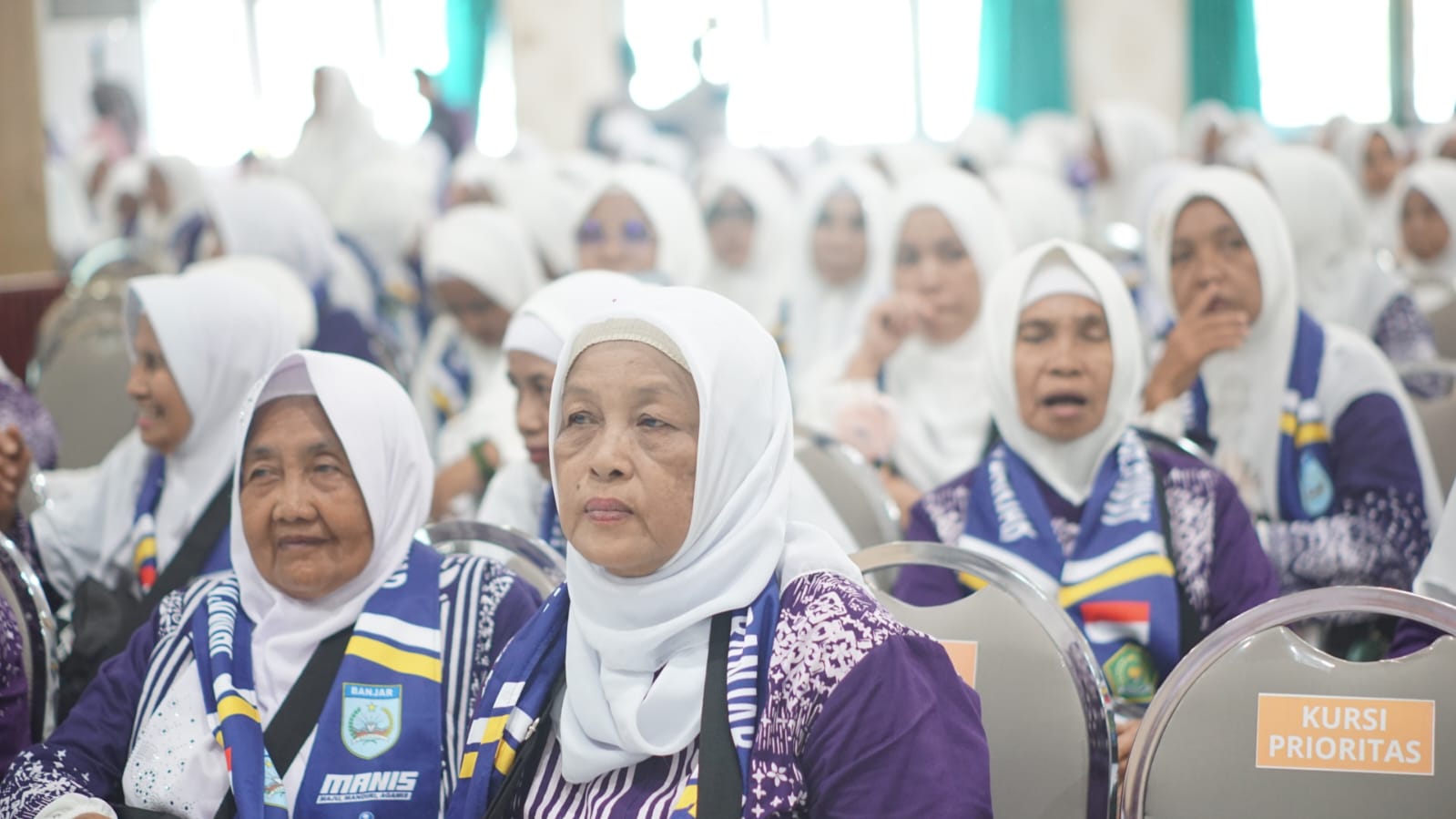 MASUK ASRAMA: Jemaah Haji dari Kabupaten Banjar masuk asrama haji Embarkasi Banjarmasin, mereka akan diberangkatkan pada Minggu (12/5) pukul 08.40 Wita.(Foto:Sheilla Farazela/Radar Banjarmasin)