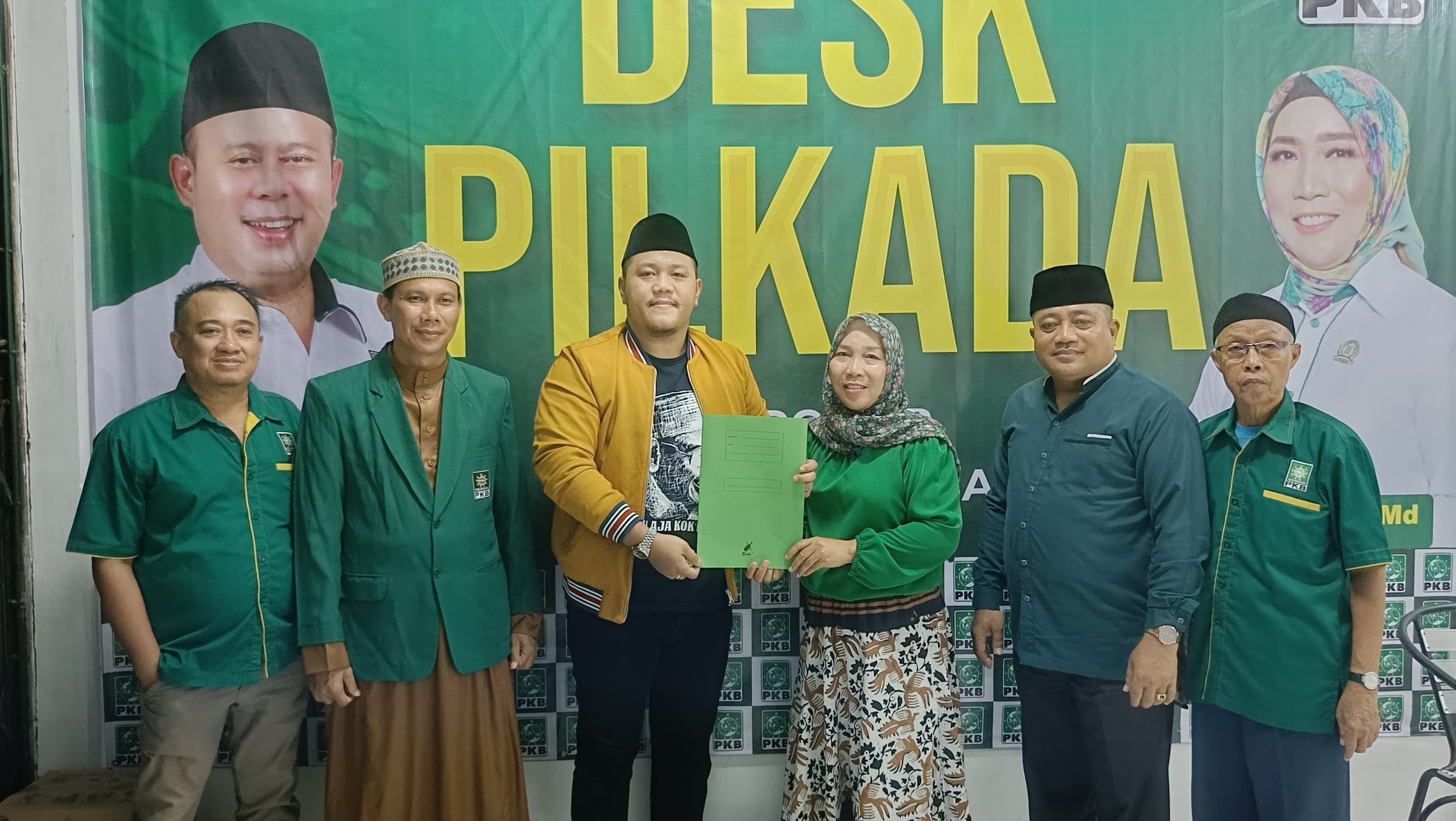 MENGAMBIL FORMULIR: Ketua DPD Golkar Banjarbaru, Gusti Rizky Sukma Iskandar mengambil formulir pendaftaran di PKB Banjarbaru, Sabtu (11/5/2024) malam.(Foto:Sheilla Farazela/Radar Banjarmasin)