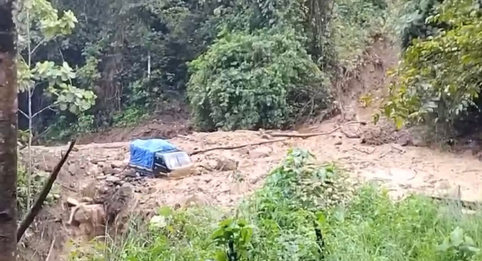 TERTIMBUN: Sebuah pikap tertimbun longsor Jalan Trans Batulicin-Kandangan, Km 74, pada Minggu (12/5/2024). (Foto: Tangkapan Layar Video PKJR Tanbu)
