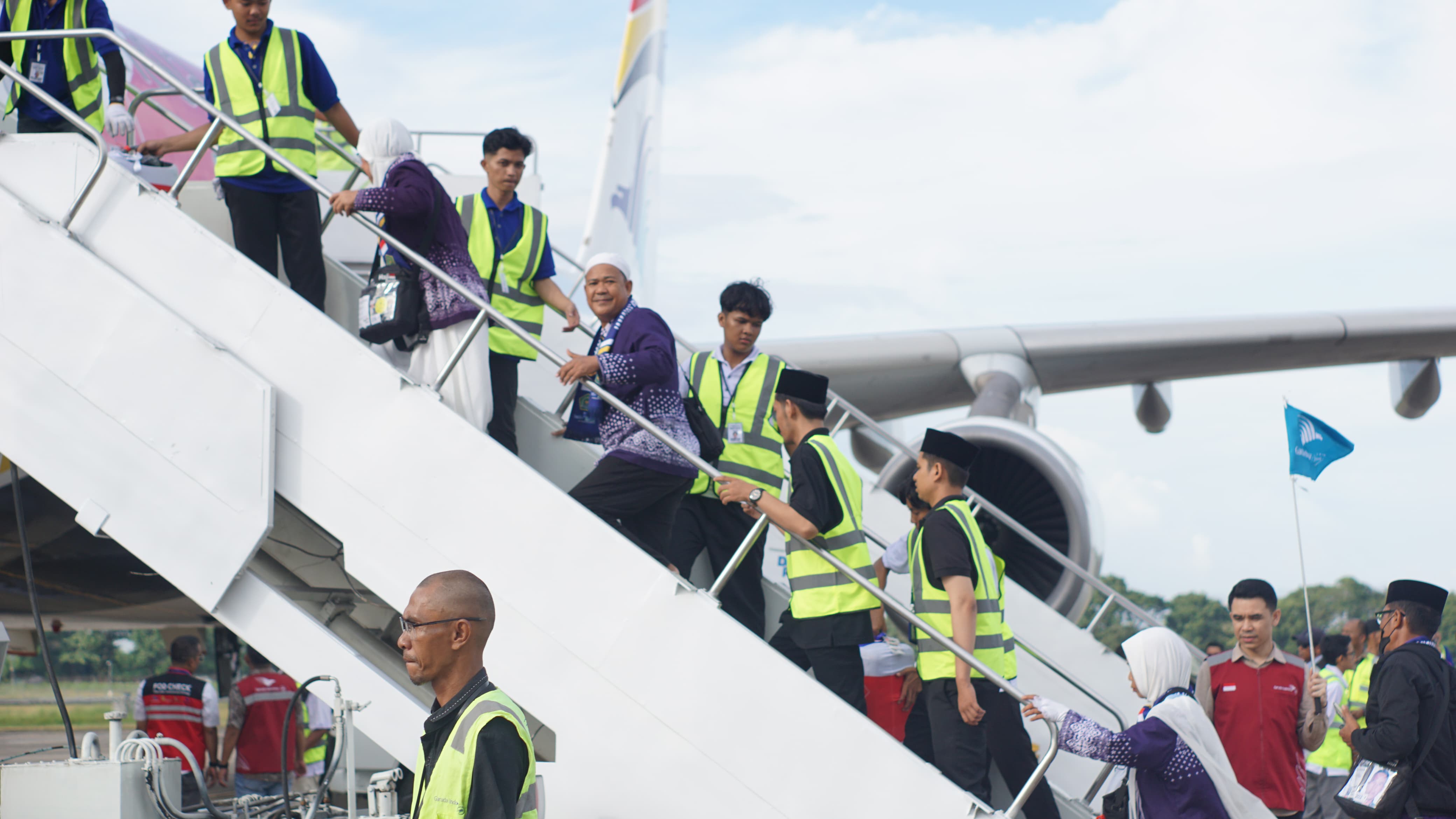 NAIK PESAWAT: Rombongan Jemaah haji Kabupaten Banjar siap berangkat menuju Madinah, Minggu (12/5) (Foto: Sheilla Farazela/ Radar Banjarmasin)