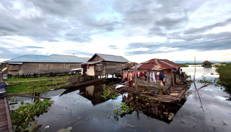 PERLU PERBAIKAN: Rumah-rumah warga di Dusun Awang Landas yang terpotret perlu perbaikan permanen.