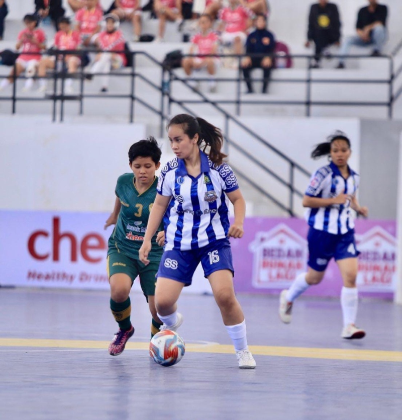 PROFESIONAL: Aksi tim Binuang Angels berlaga di Liga Futsal Profesional Putri.