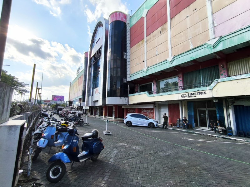 BERSEJARAH: Gedung Mitra Plaza Banjarmasin pernah mengalami masa jaya hingga meredup.