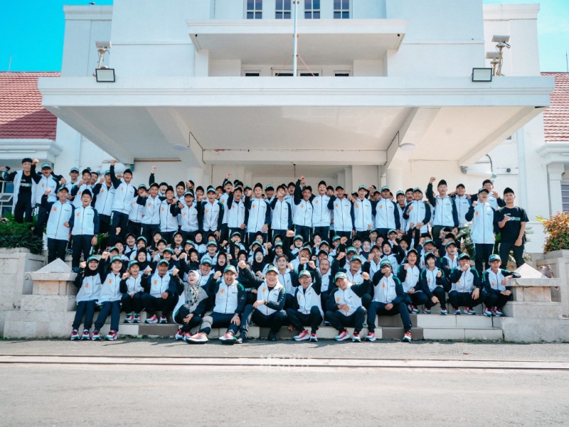 PELEPASAN: Wali Kota Banjarbaru, Aditya Mufti Ariffin melepas kontingen Pekan Olahraga Pelajar Daerah (Popda) Kalsel di Aula Gawi Sabarataan, Jumat (10/5) tadi.