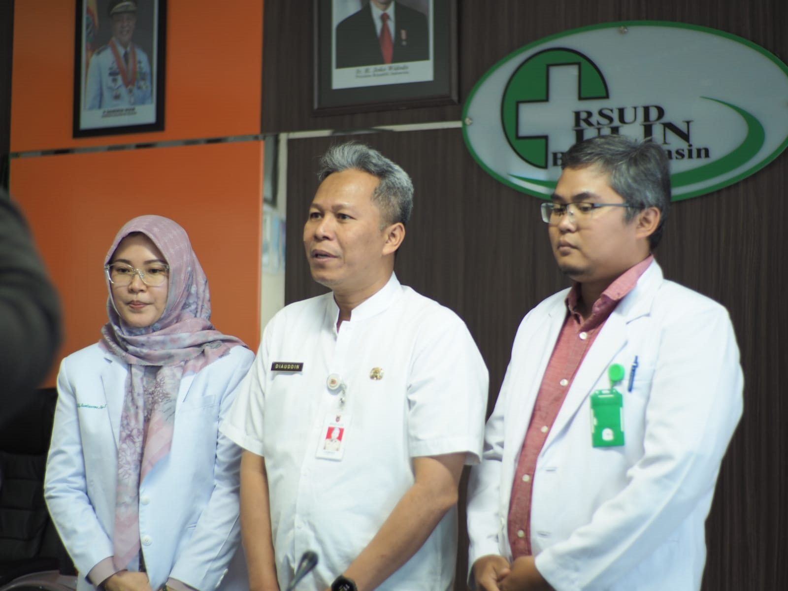 LAYANAN UNGGULAN: Direktur RSUD Ulin dr Diauddin MKes didampingi dokter spesialis saat menyampaikan pelayanan Neurointervensi di RSUD Ulin Banjarmasin.