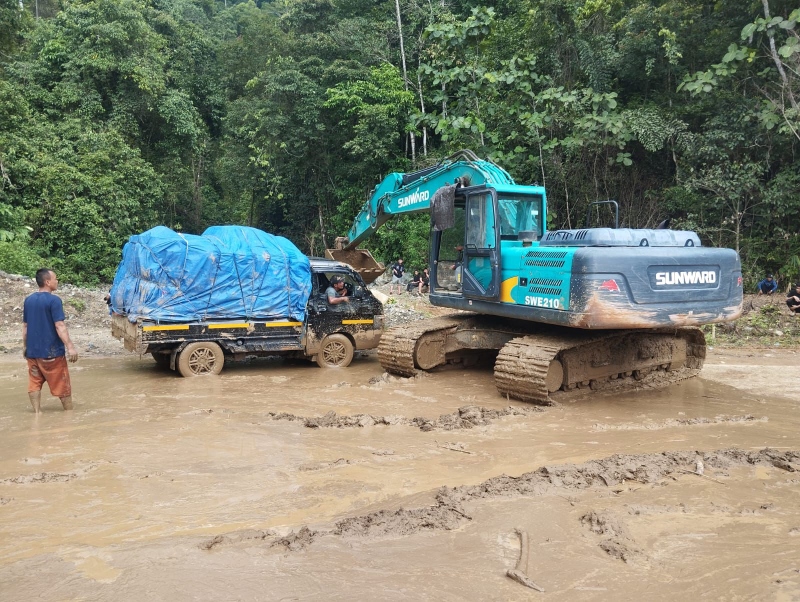 EVAKUASI: Pikap yang sempat tertimbun material longsor dievakuasi ekskavator BPJN Kalsel pada Minggu (12/5).