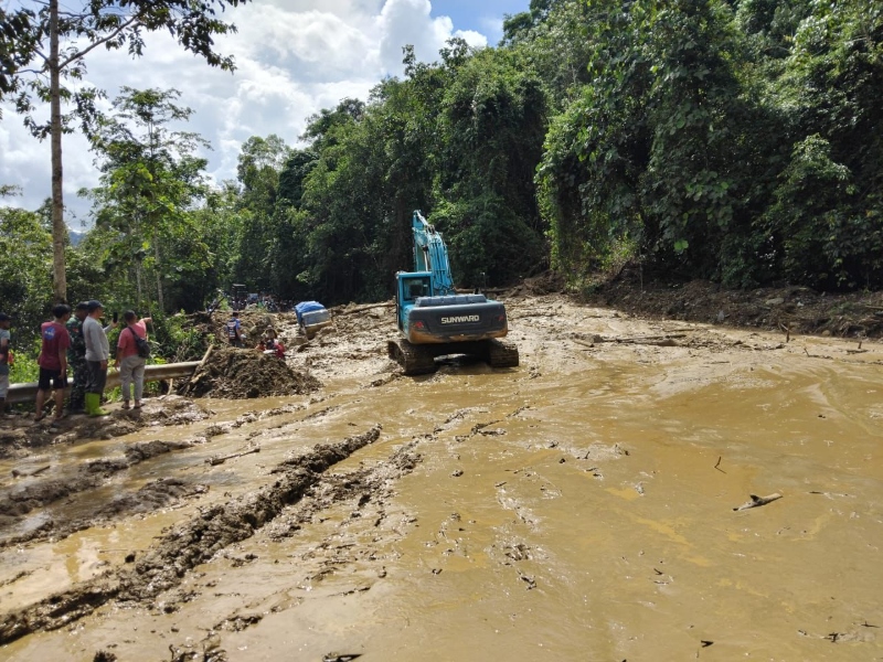 LUMPUR 2 METER: Ekskavator milik BPJN Kalsel membersihkan material longsor di Km 74, Desa Gunung Raya, Kecamatan Mantewe, Tanbu pada Minggu (12/5).