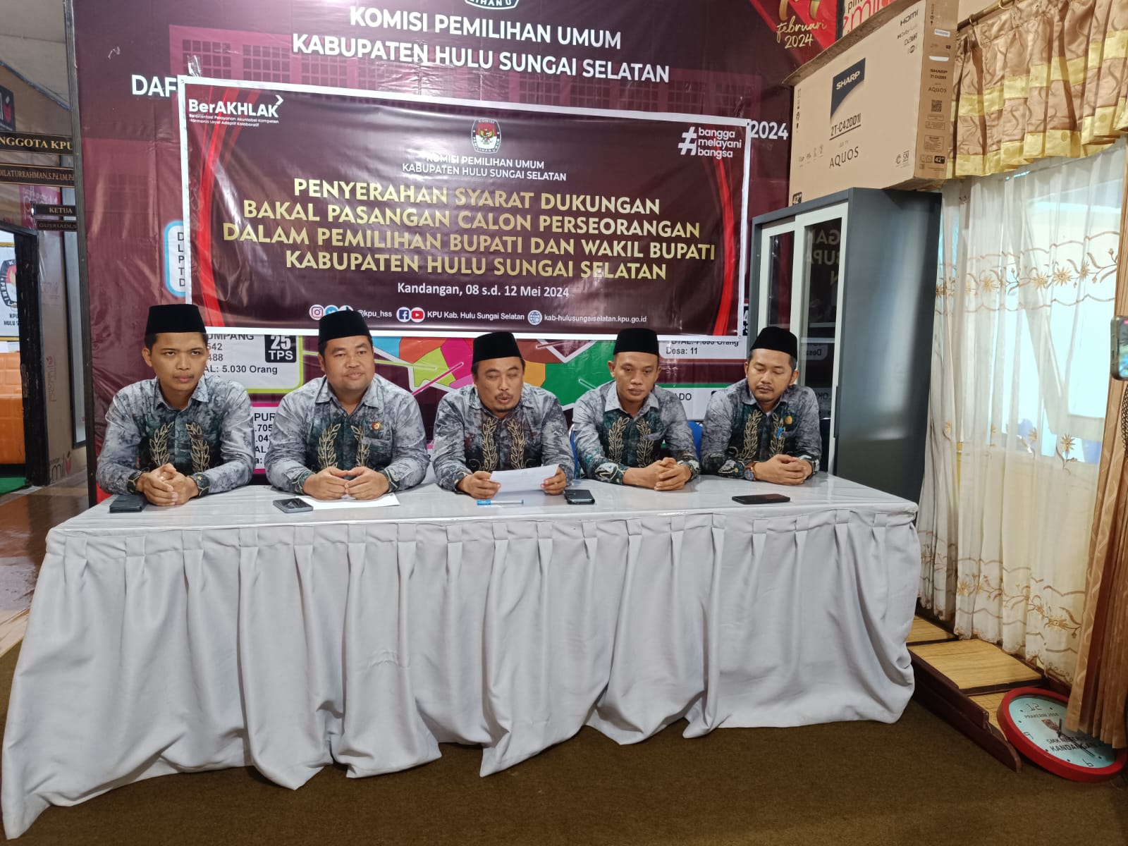 PENJELASAN: Ketua KPU HSS Gusriadi bersama anggota saat press release, menjelaskan tidak ada Bacabup maju melalui jalur independen.