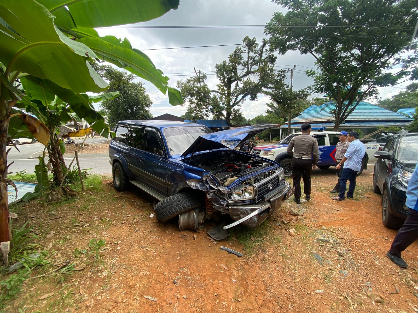 SELAMAT: Kondisi mobil SUV yang terlibat laka lantas di jalan nasional di Kelurahan Sarang Halang, Kecamatan Pelaihari.