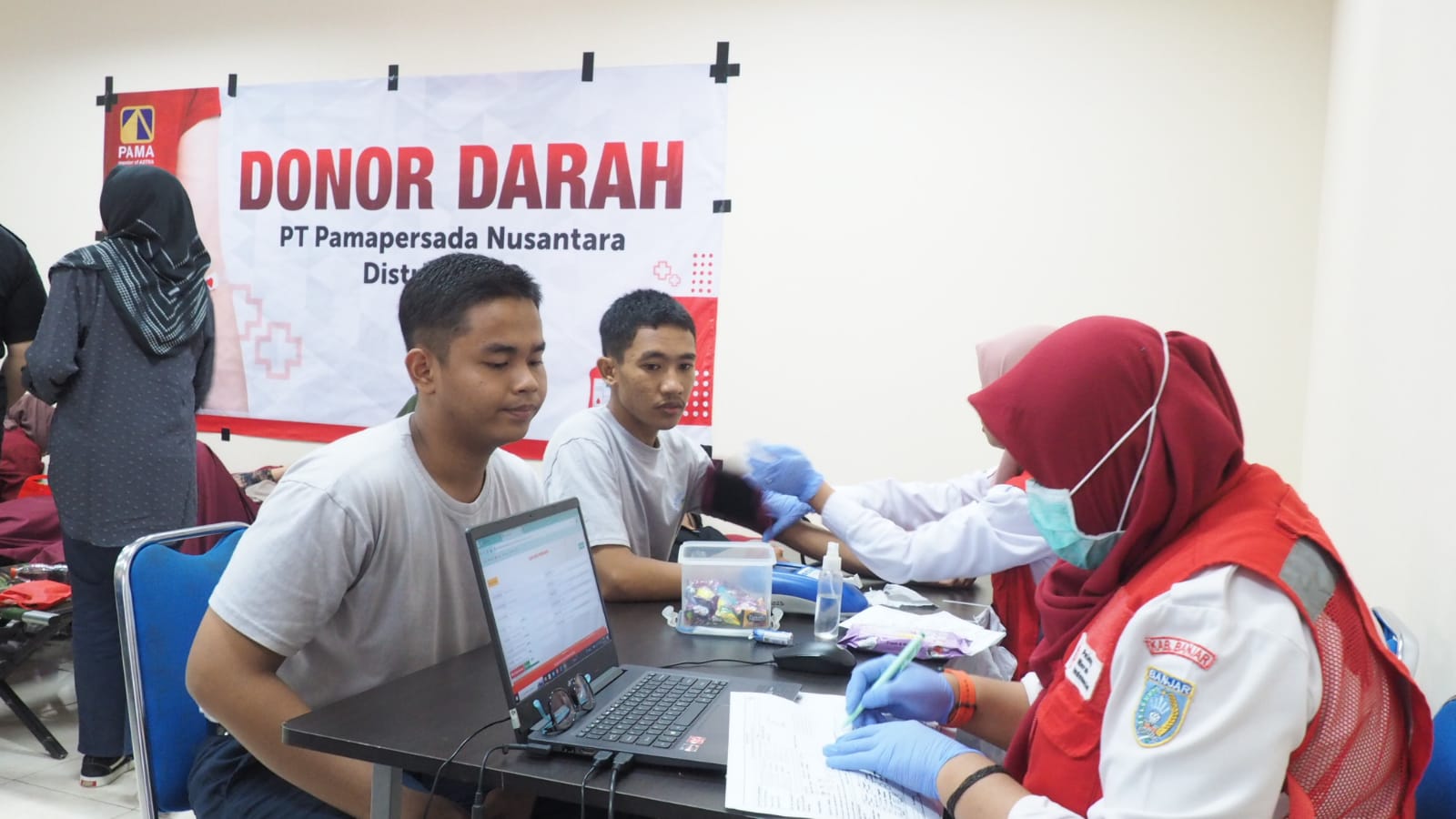PEMERIKSAAN: Sebelum mendonorkan darahnya, para calon pendonor diperiksa kesehatannya.