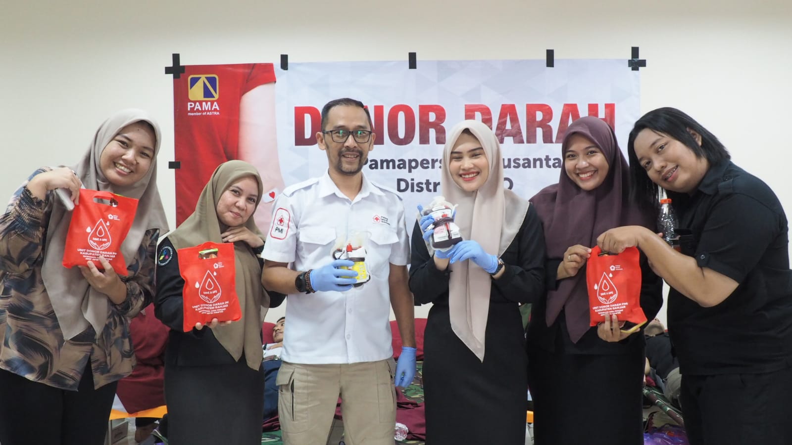 SEMANGAT: Karyawan PT PAMA BBSO bersama Petugas PMI saat kegiatan donor darah bersama masyarakat sekitar.