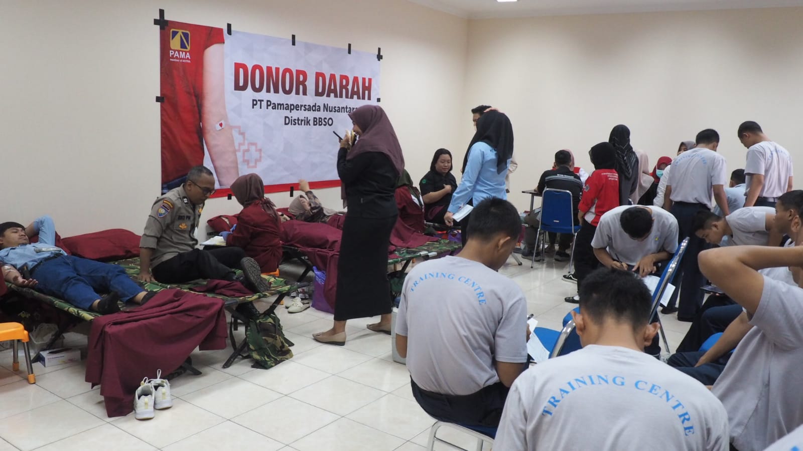 ANTUSIAS: Masyarakat Guntung Payung dan Karyawan PT PAMA BBSO sangat antusias mengikuti kegiatan donor darah.