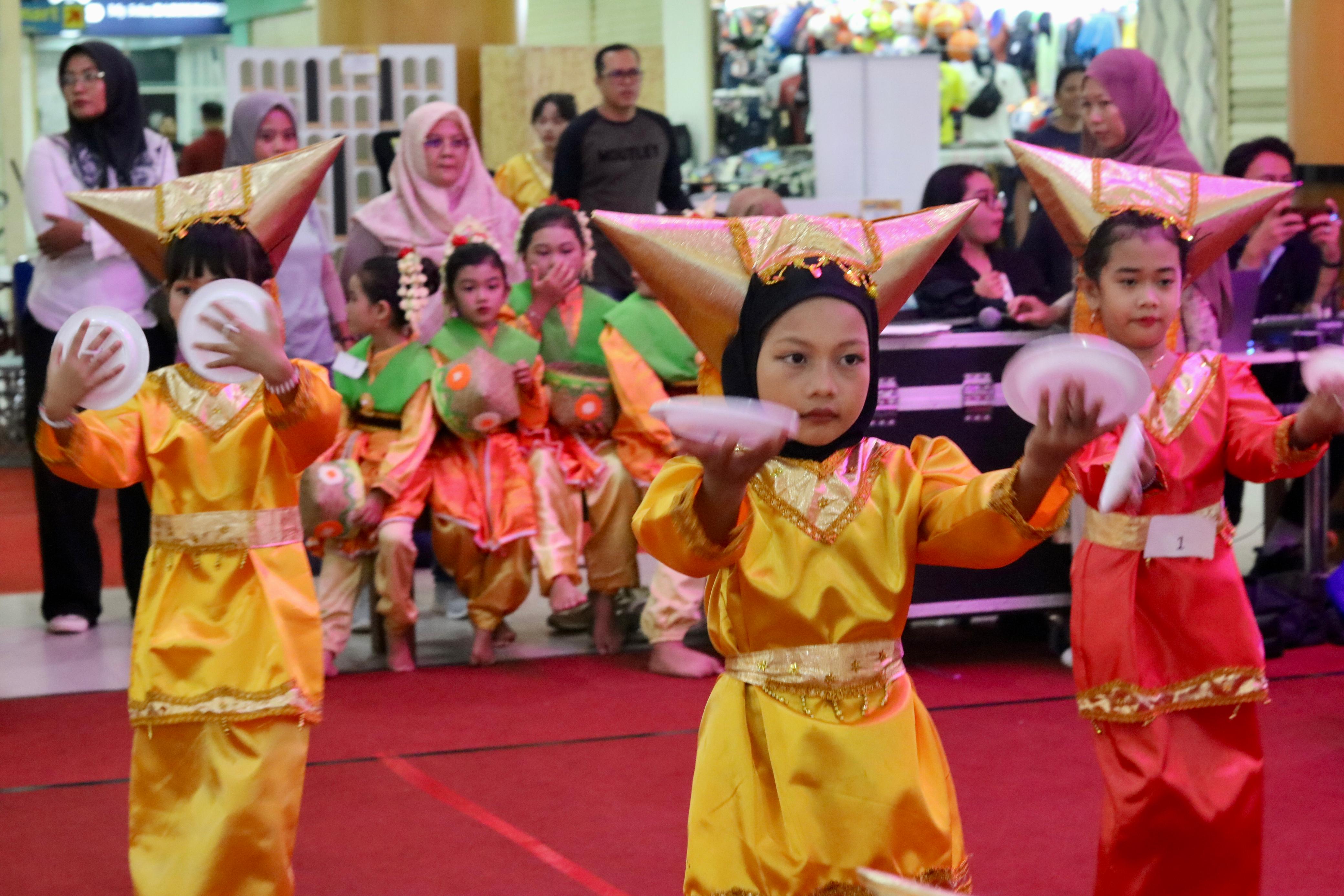 ENERGIK: Penampilan Tari Giring-Giring oleh tim dari SDN Smada 2 pada Wonderland Ground di Duta Mall Banjarmasin, Minggu (12/5).&nbsp;