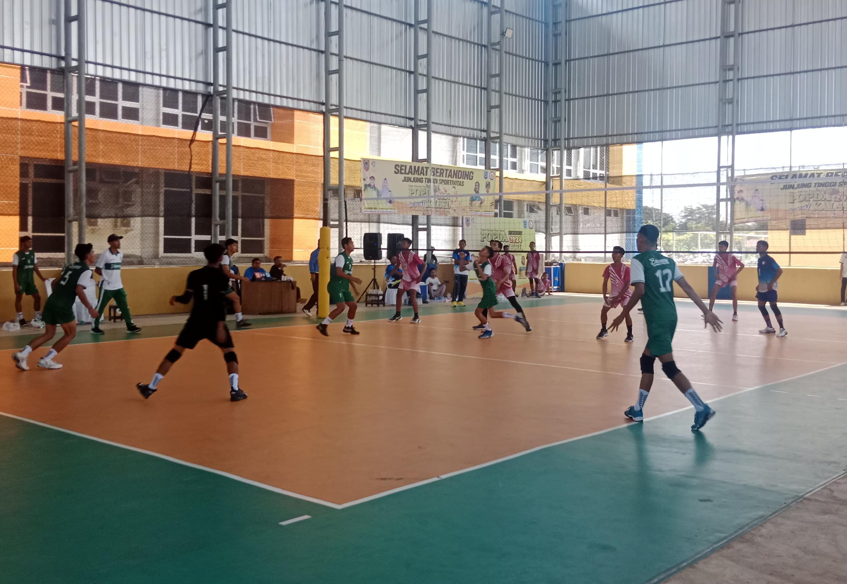 MENANG: Tim voli putra Balangan meraih kemenangan meyakinkan pada babak penyisihan grup B Popda 2024 Cabor bola Voli. (Foto: Taufik untuk Radar Banjarmasin)