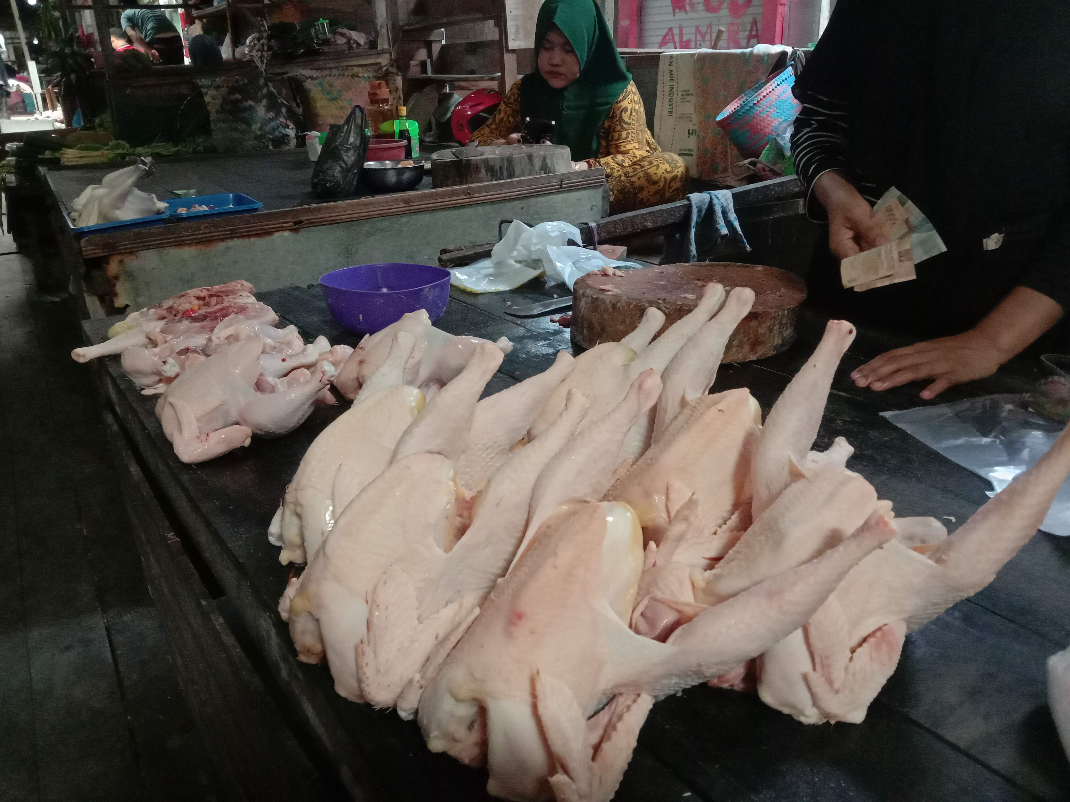 TERBATAS:Pasokan ayam potong di Kota Banjarmasin sedang minim dan harganya naik.(foto: Fauzan Ridhani/Radar Banjarmasin)