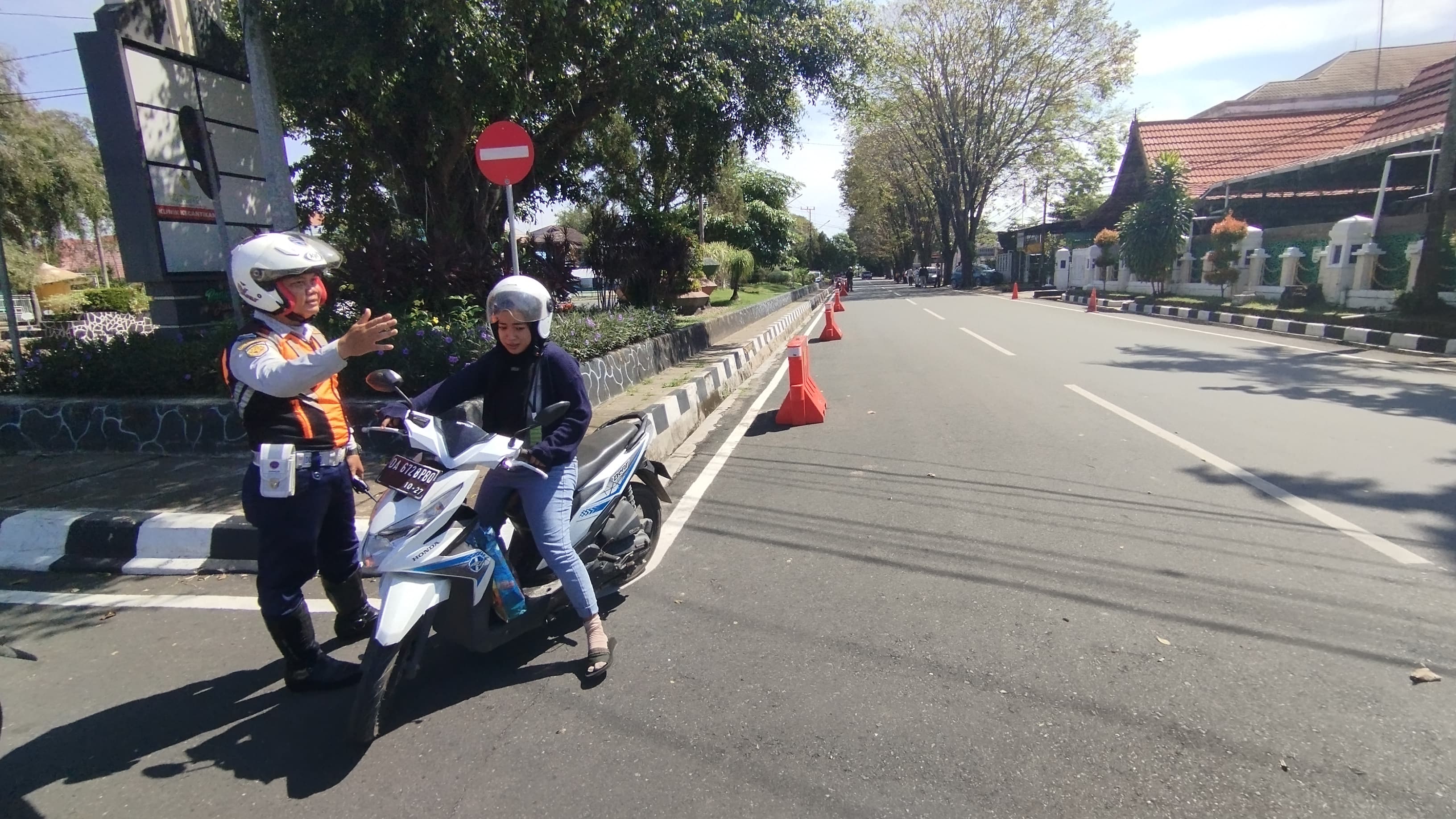 DILARANG MASUK:Petugas Dishub Banjarbaru menyampaikan kepada pengendara motor bahwa ada perubahan rekayasa lalu lintas di ruas Jalan Pangeran Suriansyah, Selasa (14/5/2024). (Foto: Fadlan Zakiri/Radar