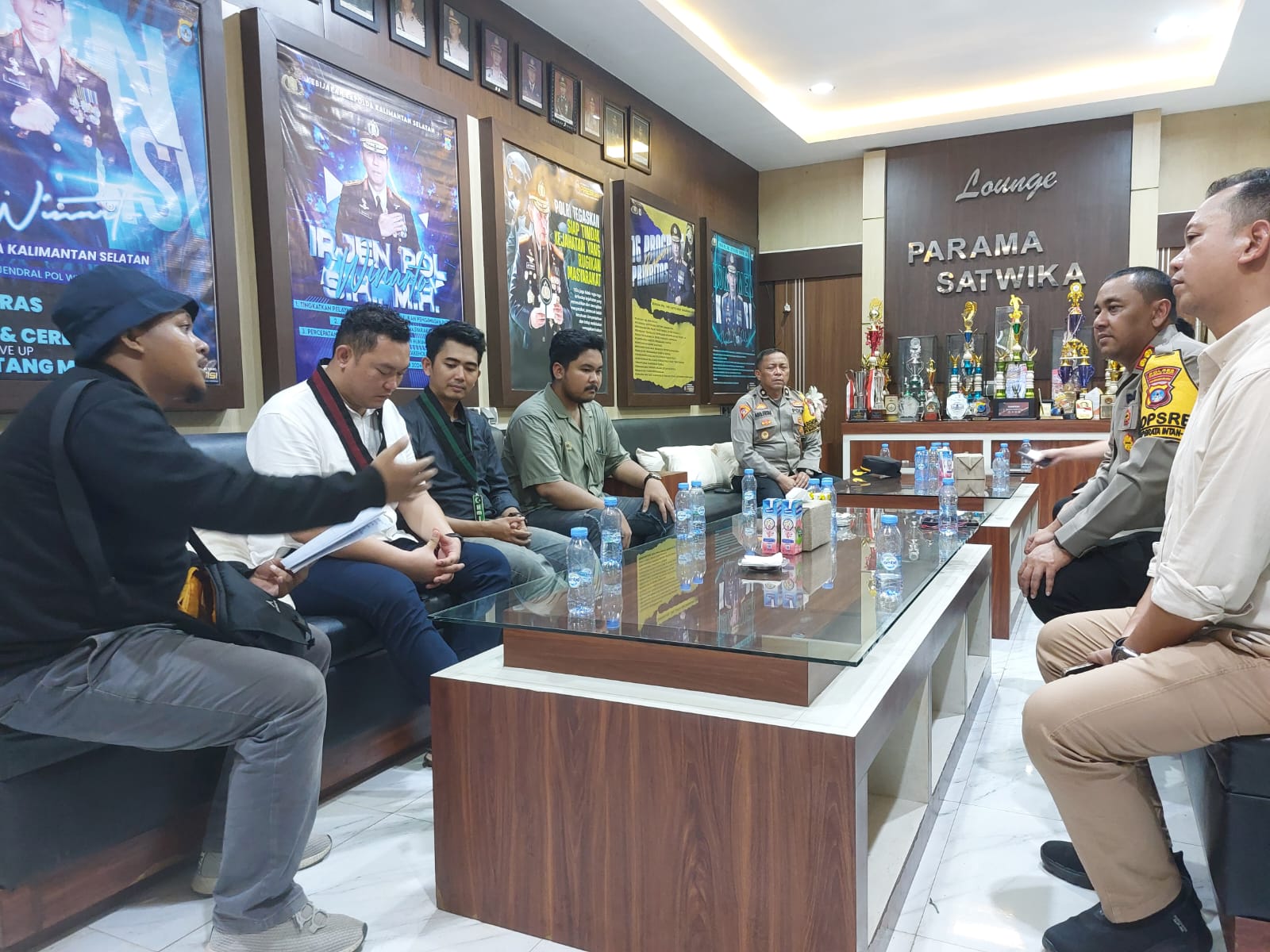 ATENSI: Laili Masruri (kiri) perwakilan keluarga pelapor saat menyampaikan aspirasinya kepada Kapolres Tala, AKBP Muhammad Junaeddy Jhonny, Selasa (14/5/2024).(Foto:Norsalim Yahya/Radar Banjarmasin)