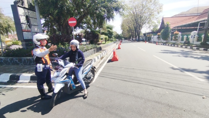 SOSIALISASI: Petugas Dishub Banjarbaru mengedukasi pengendara motor, bahwa ada perubahan rekayasa lalu lintas di ruas Jalan Pangeran Suriansyah.