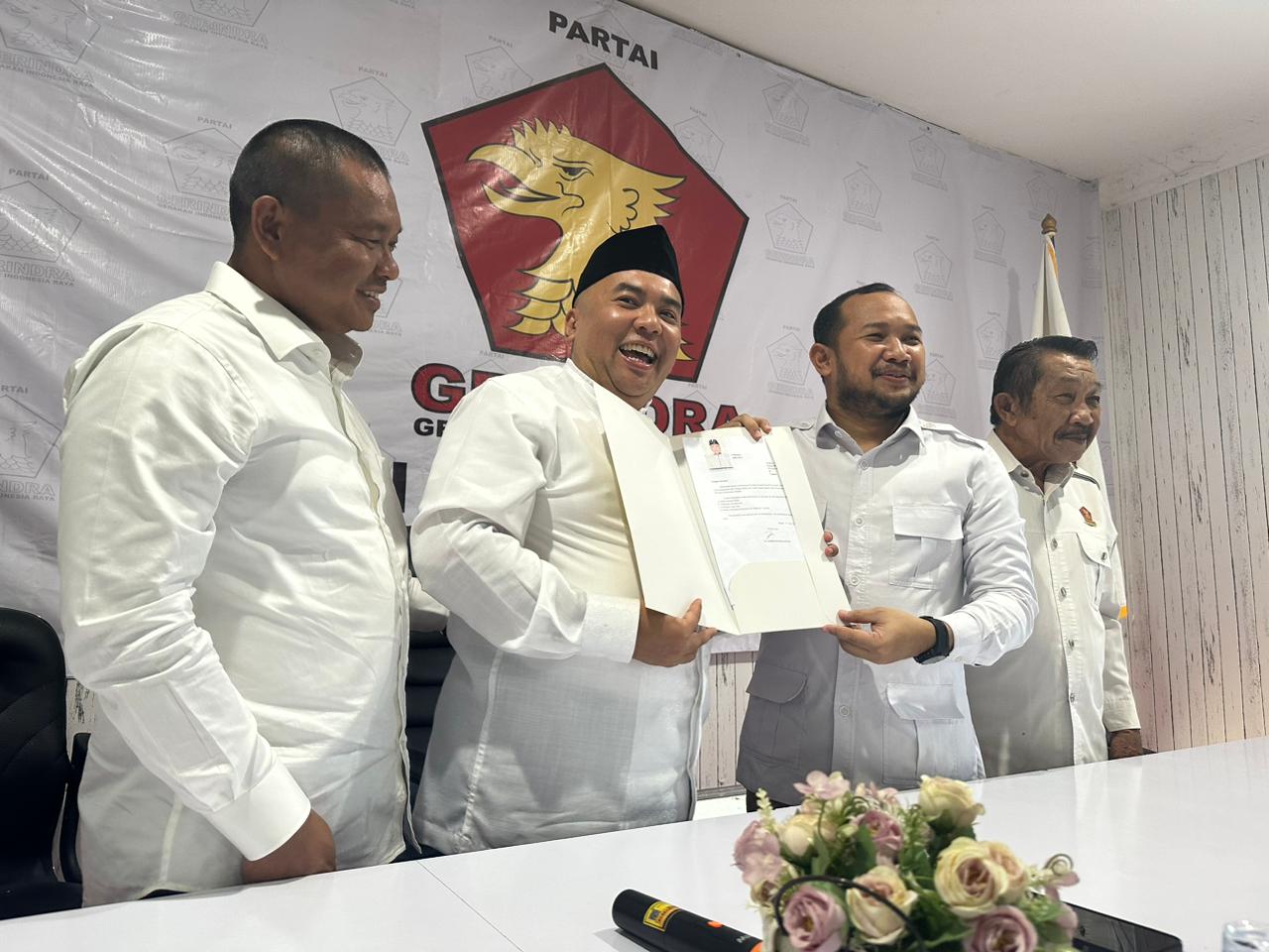 MENDAFTAR: Sekretaris DPW Nasdem Kalsel, Akhmad Rozanie Himawan menyerahkan berkas lamaran Bakal Calon Wakil Gubernur (Bacawagub) Kalsel ke DPD Partai Gerindra Kalsel, Rabu (15/5/2024).(Foto: M Oscar